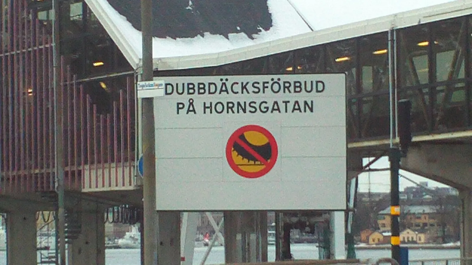 Skylt vid Hornsgatan i Stockholm med texten Dubbdäcksförbud på Hornsgatan