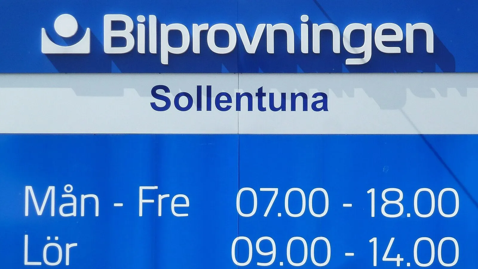 Skylt för Bilprovningen i Sollentuna med öppettider