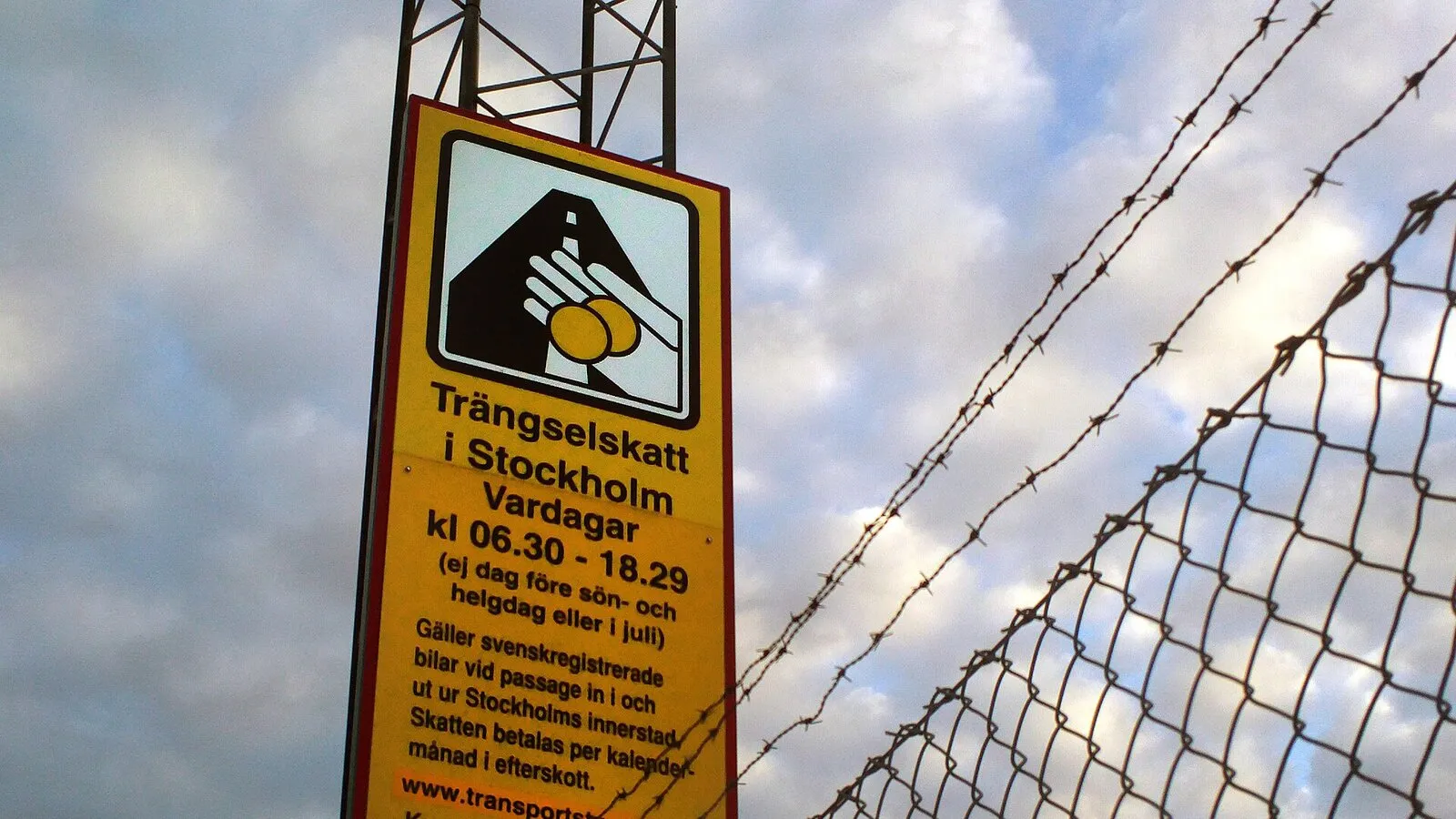 Skylt med texten Trängselskatt i Stockholm och gällande tider